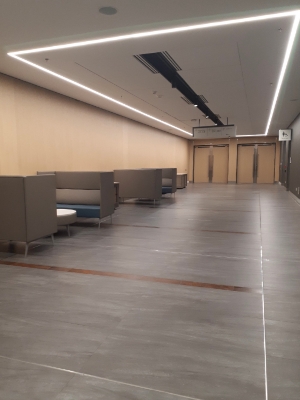 会议中心空荡荡的走廊