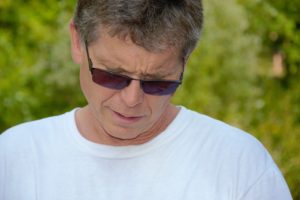 戴墨镜的男人往下看。(比利麦克唐纳)