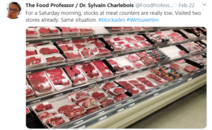 显示肉柜台照片和责备短缺的推文在封锁