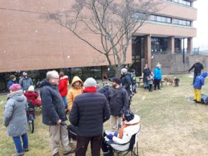 自然历史博物馆以外的野餐参与者