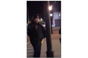 一名警察的模糊的图象在停车场的。