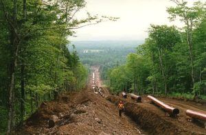 为铺设管道而清理的土地