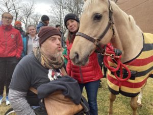 Paul Vienneau倾向于一匹马用嘴唇褶皱