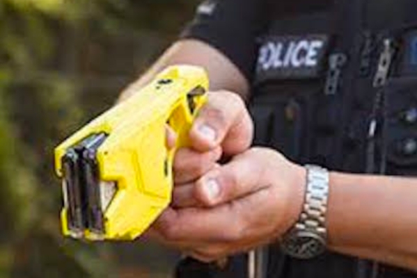 拿着泰瑟枪的军官