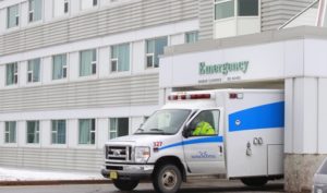 一名救护车司机上了车，准备离开医院