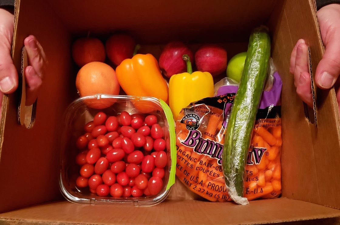 巧妙地摆放农产品:西红柿、胡萝卜、辣椒、黄瓜