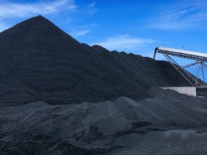 煤矿:煤矿里的一堆煤