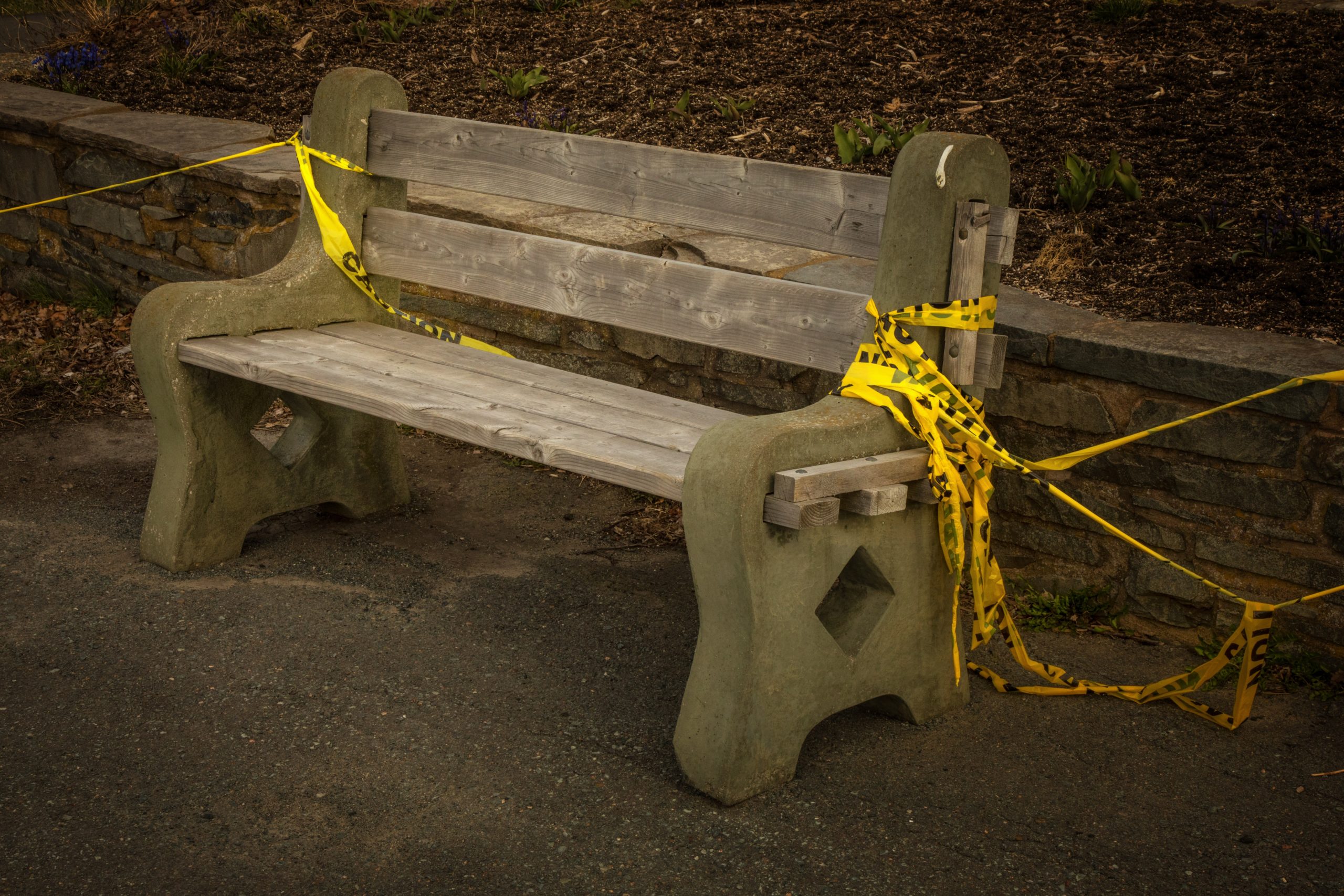 长凳上挂着警戒线。