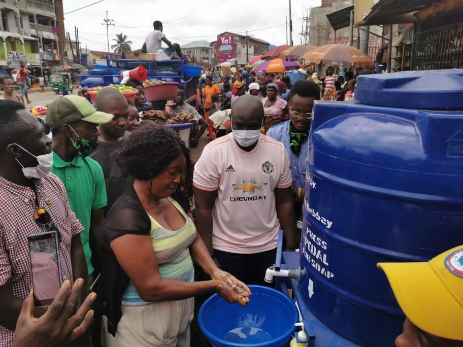 Freetown人群的公民用于水分配，而是先洗手。照片：Theophilus gbenda