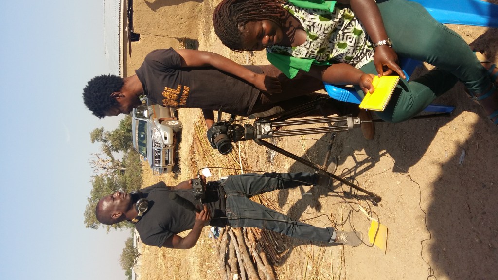 2018年，阿曼德·巴亚拉(中)在加纳北部农村社区拍摄。