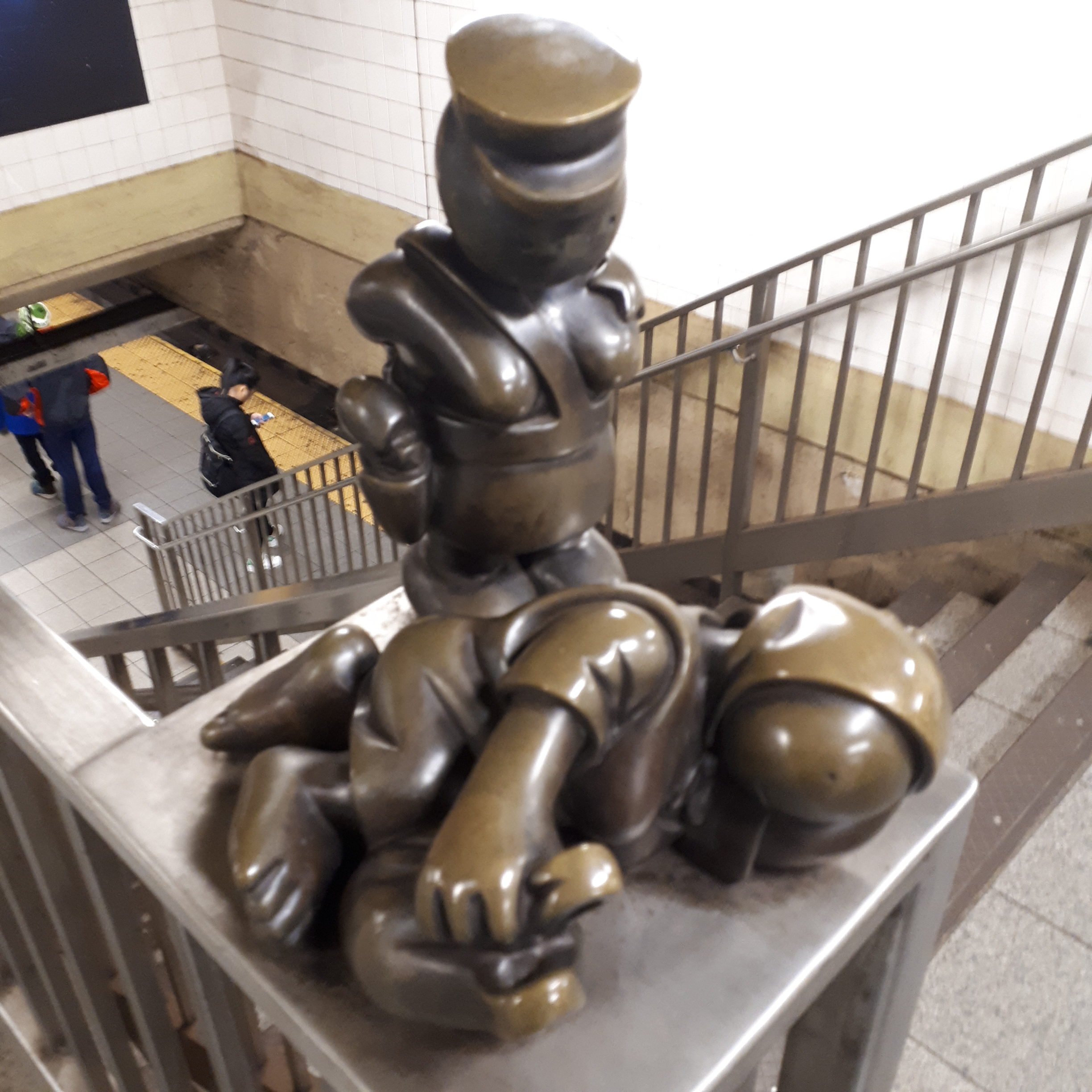 青铜警官和躺在地上的女人。