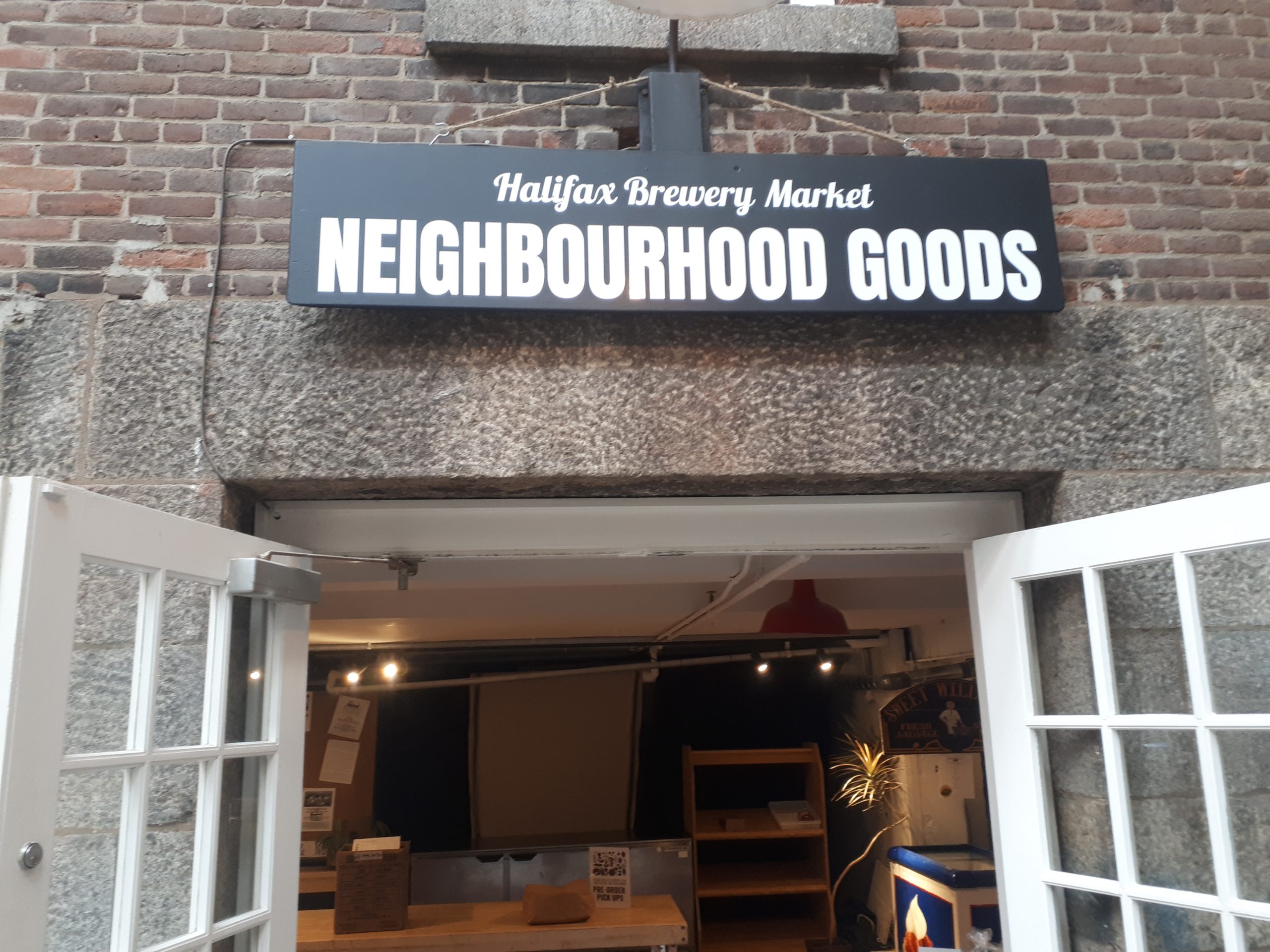 哈利法克斯啤酒厂市场附近商品商店的入口