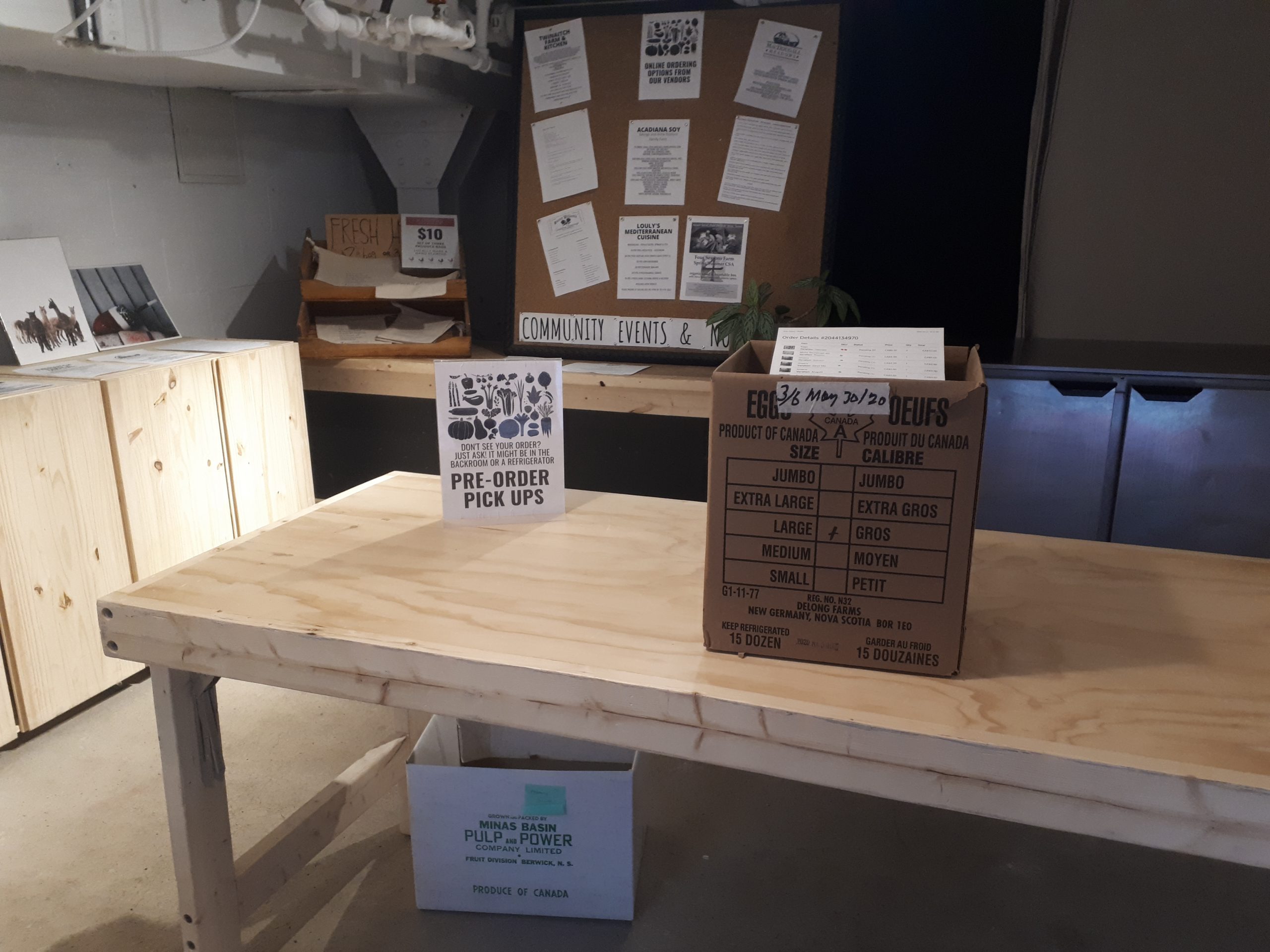 饭盒放在桌子上。