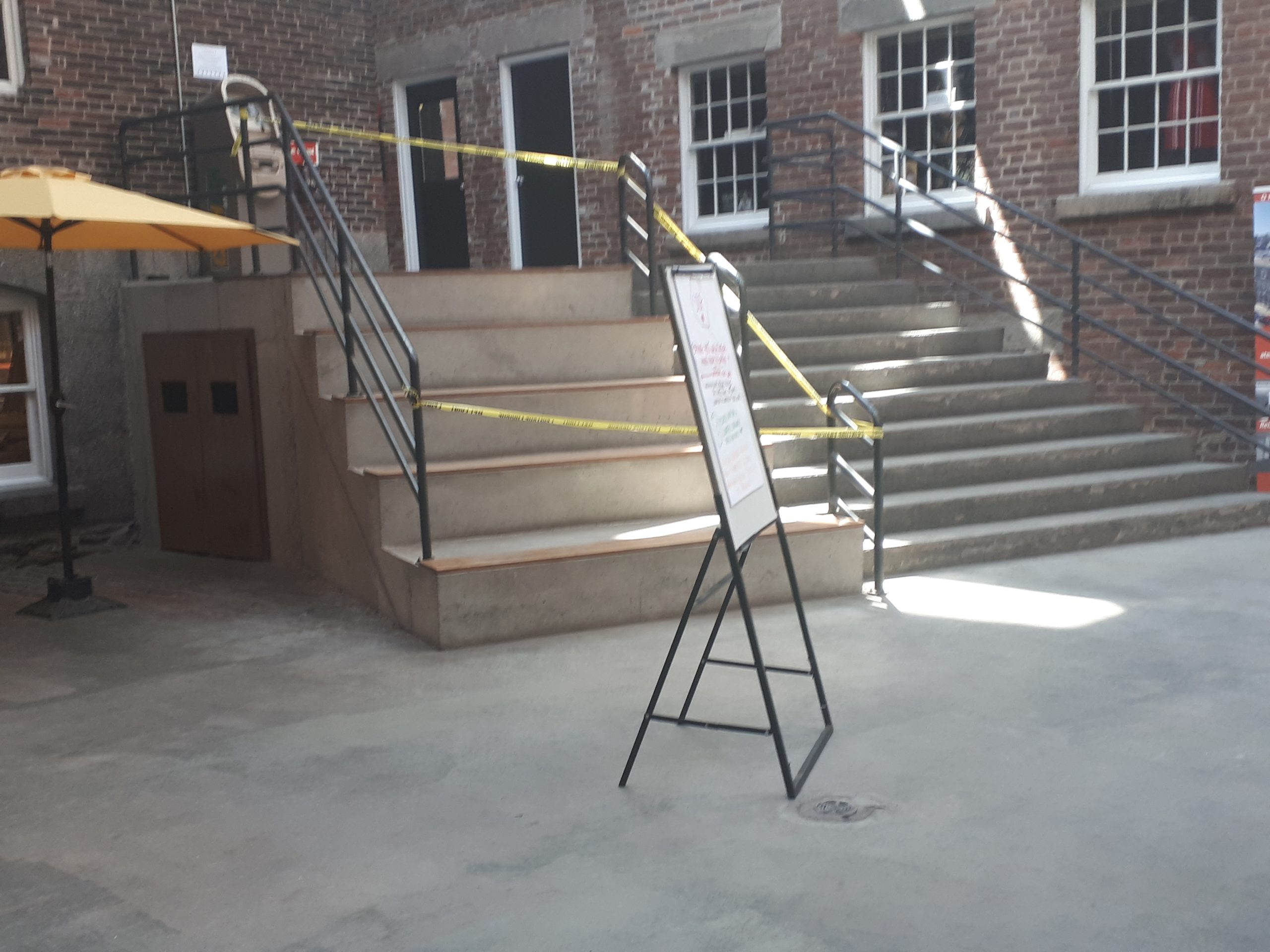 带楼梯的用绳子隔开的座位区