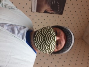 穿着病号服和非医用口罩的男子