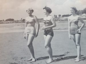 三个女人穿着连体泳衣的黑白照片。