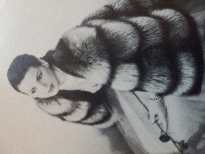 穿着皮草大衣的女人的复古照片。