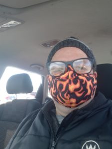 一个戴着火焰图案面具的车里男人。