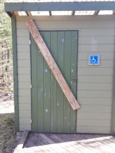 用木板封起来的坑式厕所。