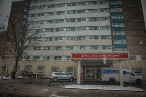 诺斯伍德大厦的入口和正面。