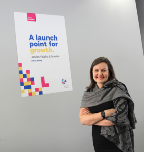 一个女人站在一个写着