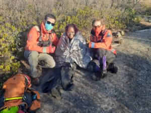 Cecilia Khamete与志愿者从Halifax搜索和救援后在团队找到她和她的朋友之后，在一个人的山脉迷失在蓝山荒野之后。