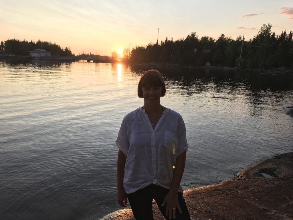 一个海滩的妇女在晚上。