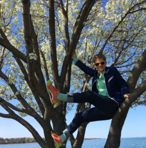 保加德纳面带微笑，在一棵树上。