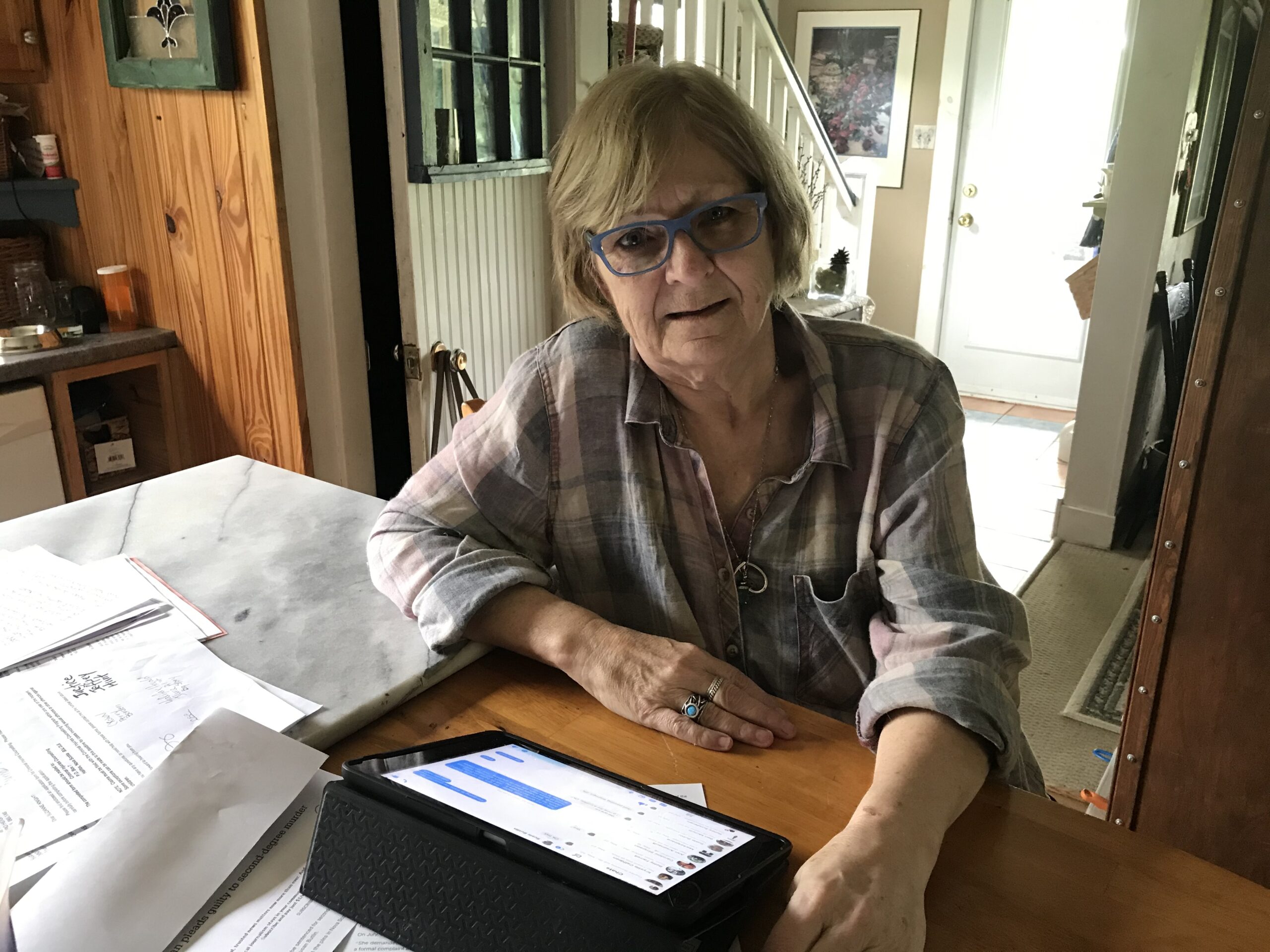 苏珊娜·戴维斯(Suzanne Davis)仍然在Ipad上保存着她与已故好友苏茜·巴特林(Susie Butlin)在Facebook上的聊天信息。