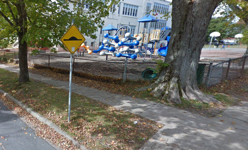 学校外面的减速标志