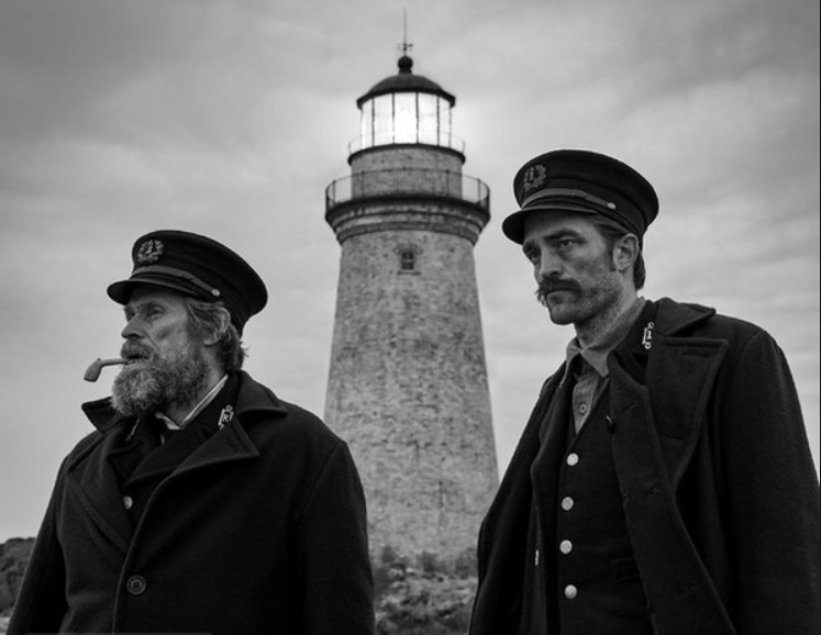 黑白照片，两位演员扮演旧灯塔看守人
