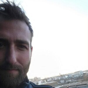 泰勒莱德登的自拍照，在他身后的城市。