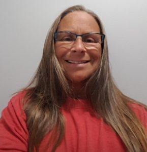 戴着眼镜，长头发的女人爆头，身穿红色毛衣