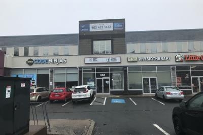 带Covid-19测试中心的带购物中心