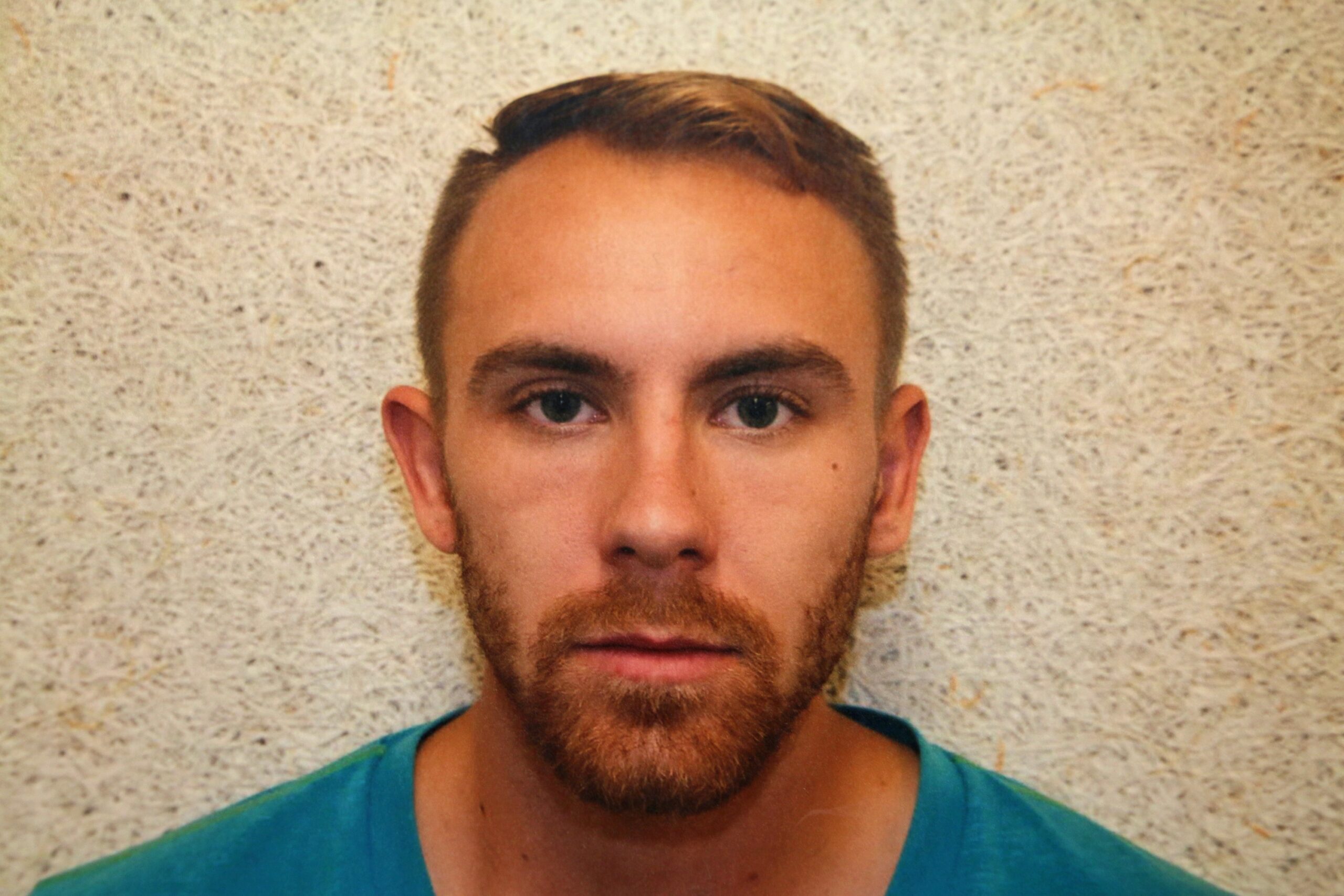 一张威廉·桑德森的头像，他留着棕色短发，剃得很短的胡子和小胡子。