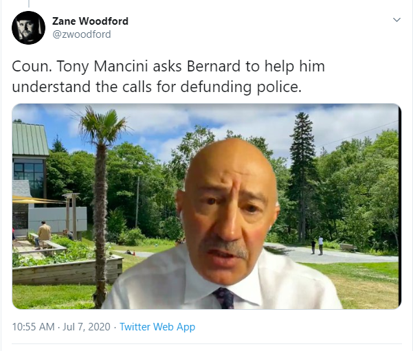 推特称议员托尼·曼奇尼要求旺达·托马斯·伯纳德解释撤资警察的原因