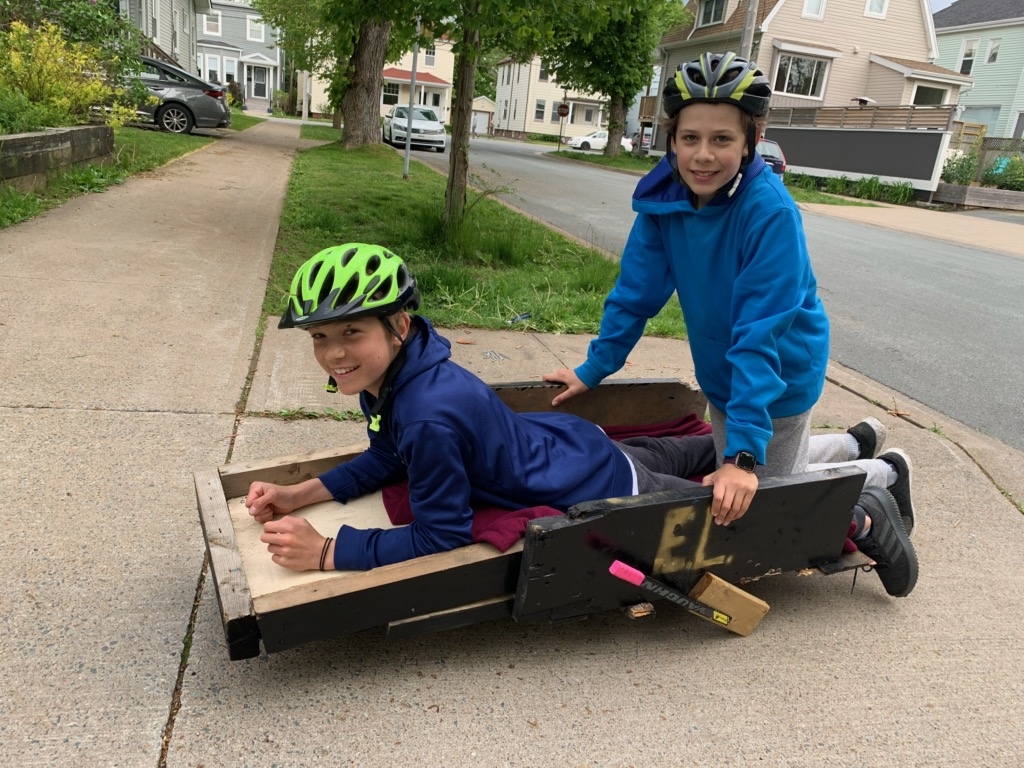 两个男孩开着自制的卡丁车