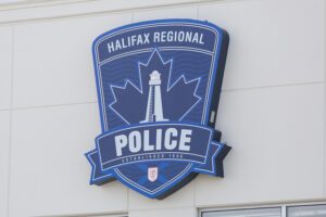 一个蓝色的牌子，上面写着哈利法克斯地区警察