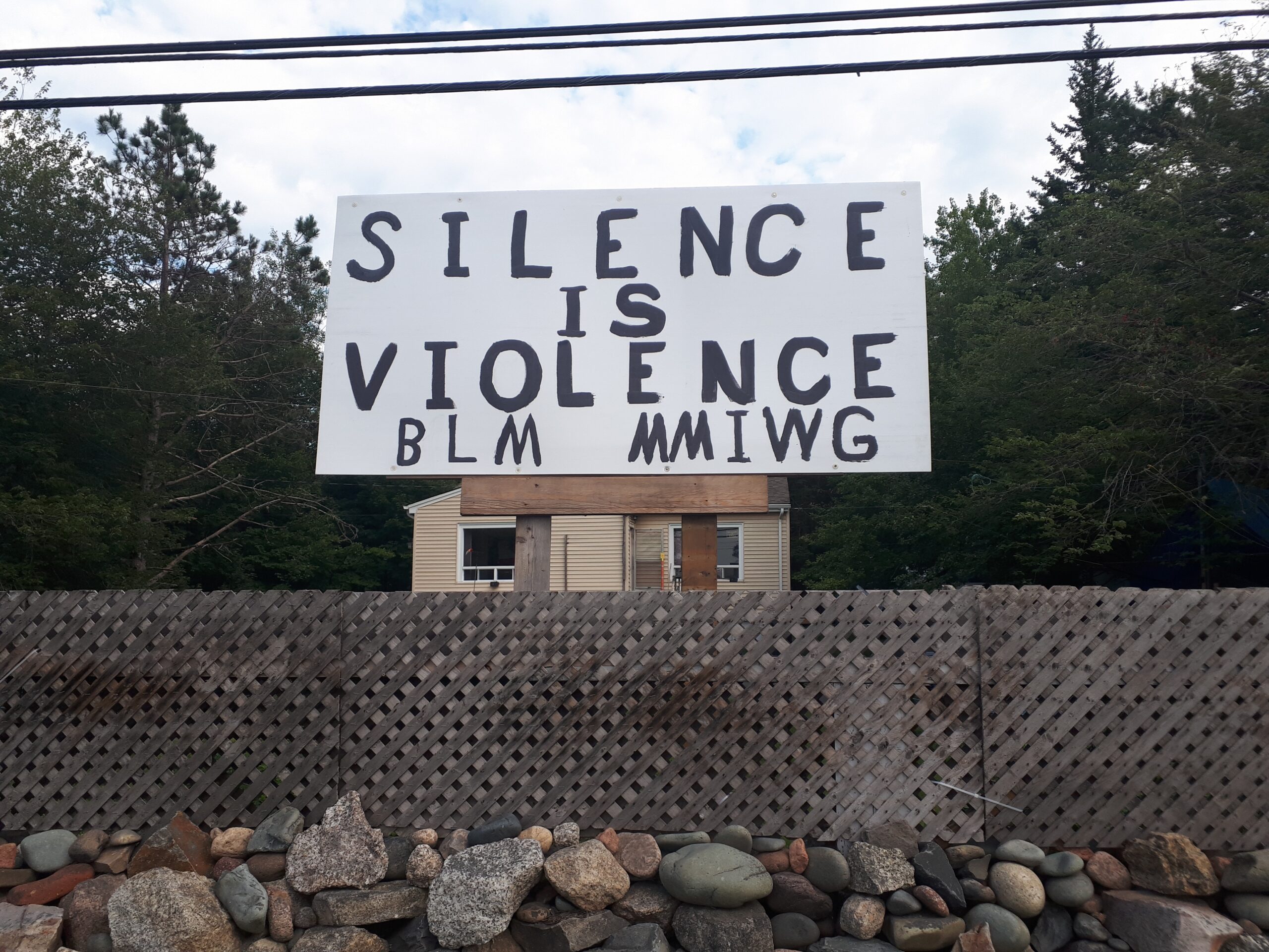 牌子上写着“沉默就是暴力BLM MMIWG”