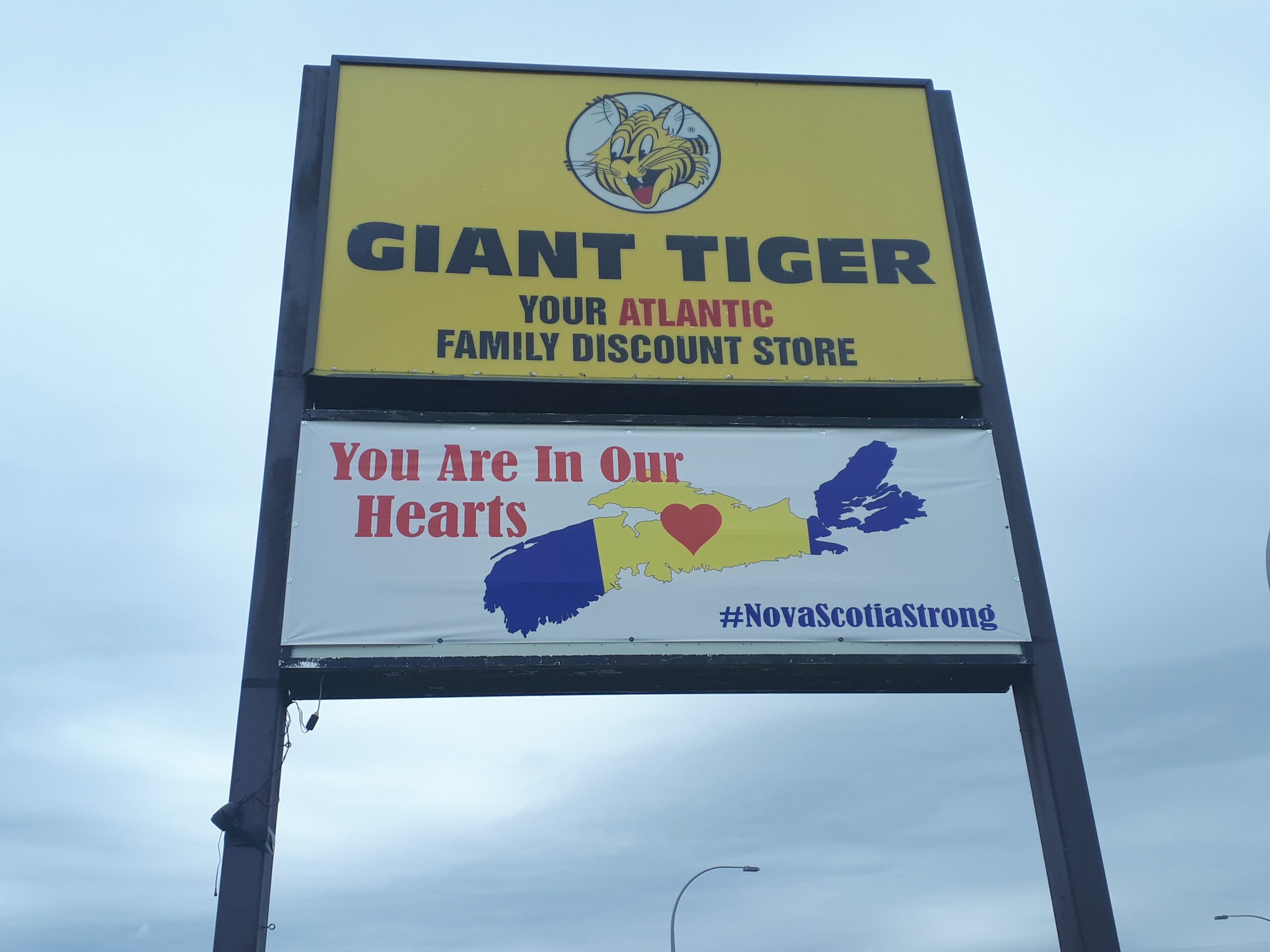 签署说“巨型虎”用下面的横幅显示新斯科舍省的地图，中间的心脏，“你在我们的心中”的话语