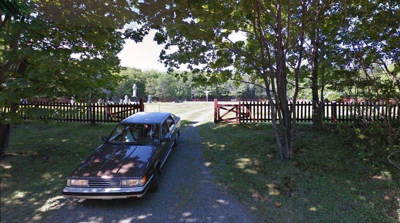 一辆汽车的图像停靠在农村墓地的门