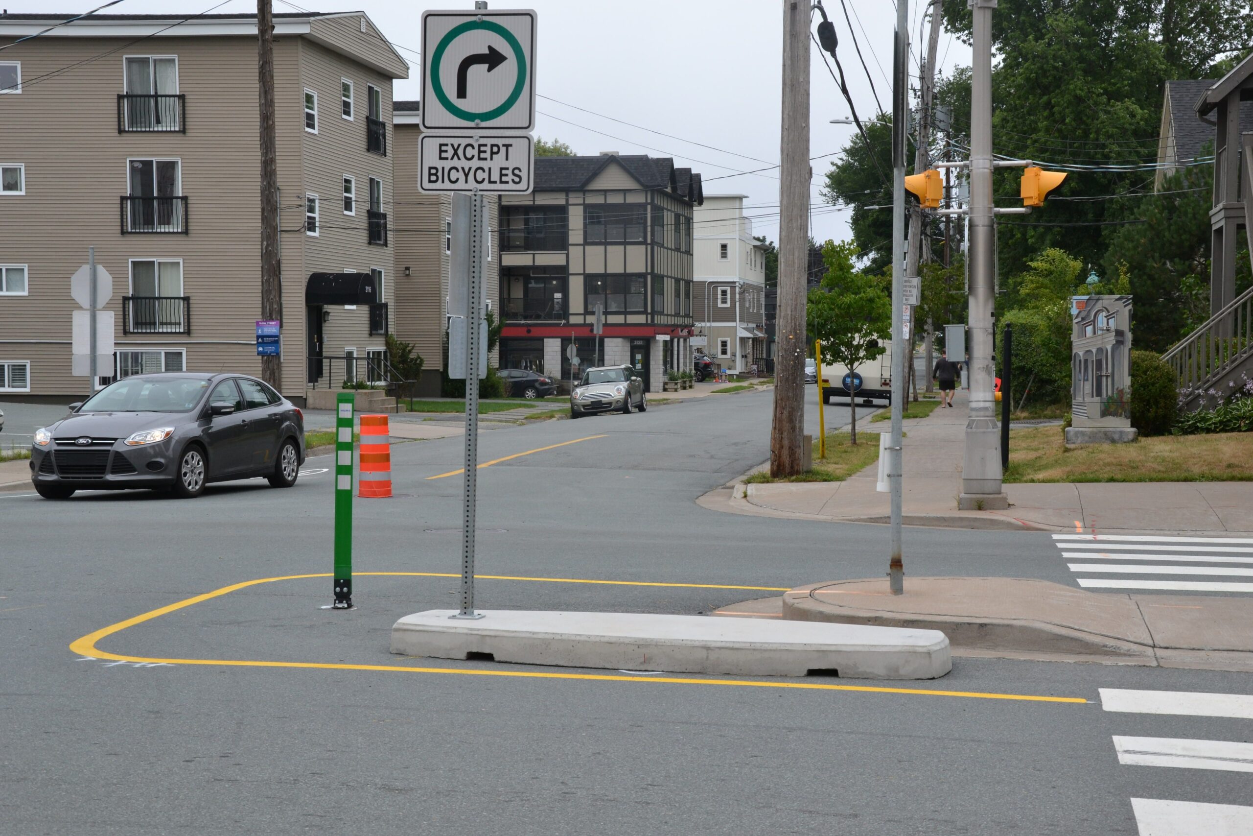 路边冲撞，右转标志