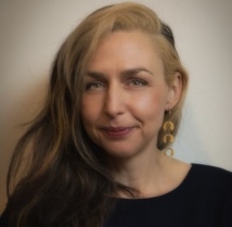 爆头的黑色上面的女人，头发扫一边。