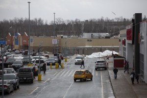 大卖场沉闷的商业停车场