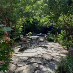 绿树成荫的后院里有一处带花园家具的露台