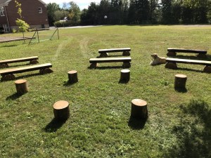 室外教室与木凳