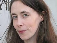 一个有着突出的颧骨和棕色头发的女人的头像。