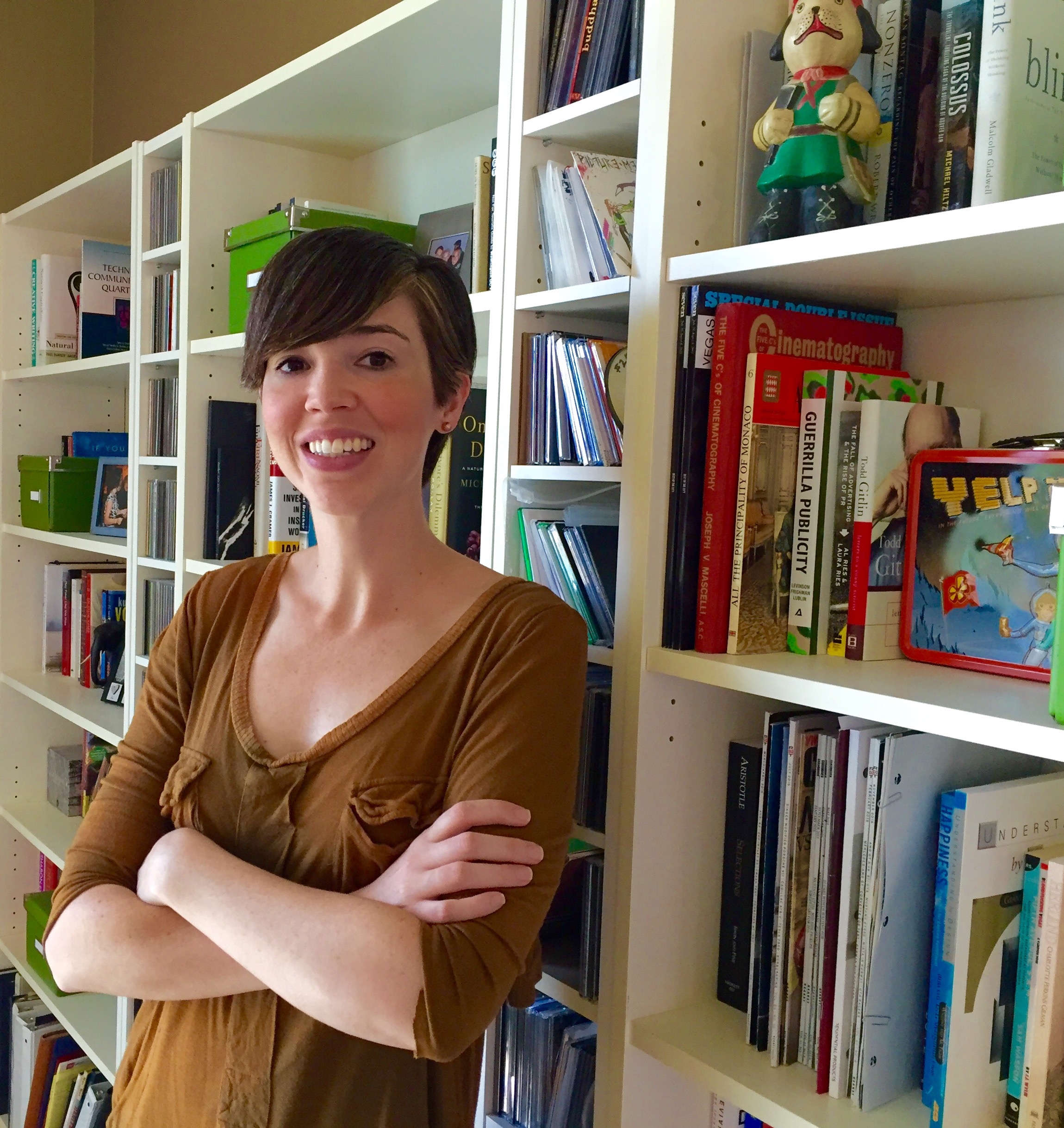 靠在书架上微笑的女人。