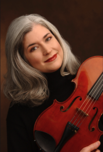 一张克里斯汀·拉特利奇和中提琴的照片。