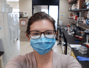 杰西卡·埃塞尔廷在实验室里戴着口罩的照片
